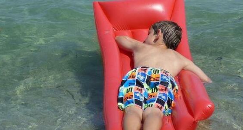 В Анапе запретили плавать в море на надувных матрасах