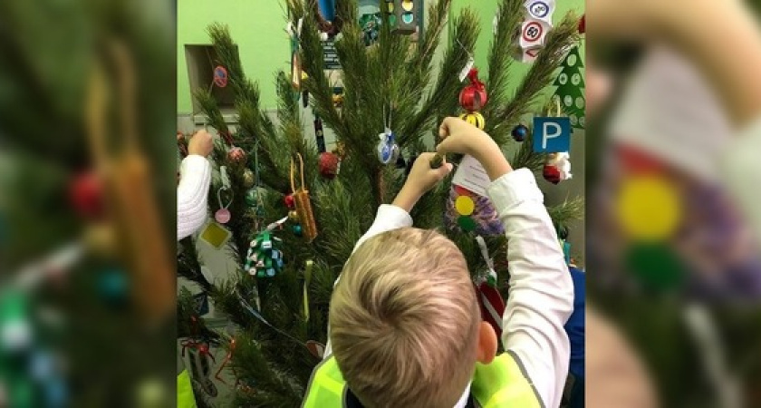 В ГИБДД Новороссийска нарядили необычную елку. На ветвях дорожные знаки и светофоры