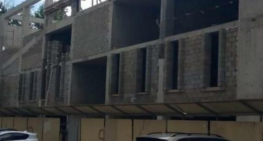 Новороссийцы обеспокоены, что паркинг на Анапском шоссе строится с нарушениями: два этажа из четырех - под коммерцию, а пандус «залез» на соседний участок