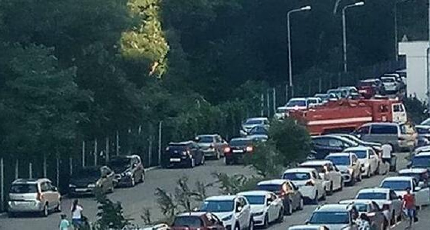 «Люди могут сгореть заживо!!!»: в Новороссийске пожарная не смогла подъехать к подъезду, в котором произошло задымление