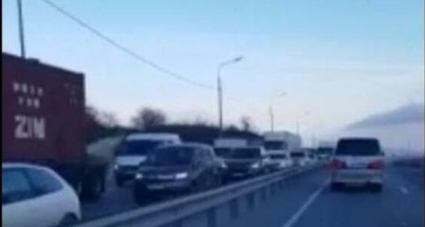 "Отрезаны два аэропорта". Новороссийцы сняли на видео огромную пробку на перевале "Волчьи ворота"