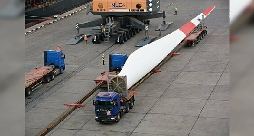Видео: в Новороссийск прибыли  лопасти от ветровой электростанции, длиной 54 метра