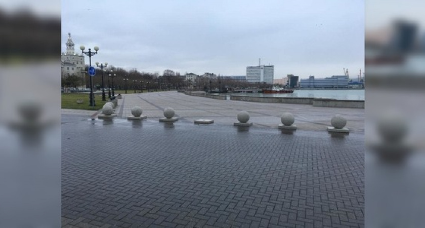 Задержали вандалов, которые сбросили каменные шары с набережной Новороссийска в море