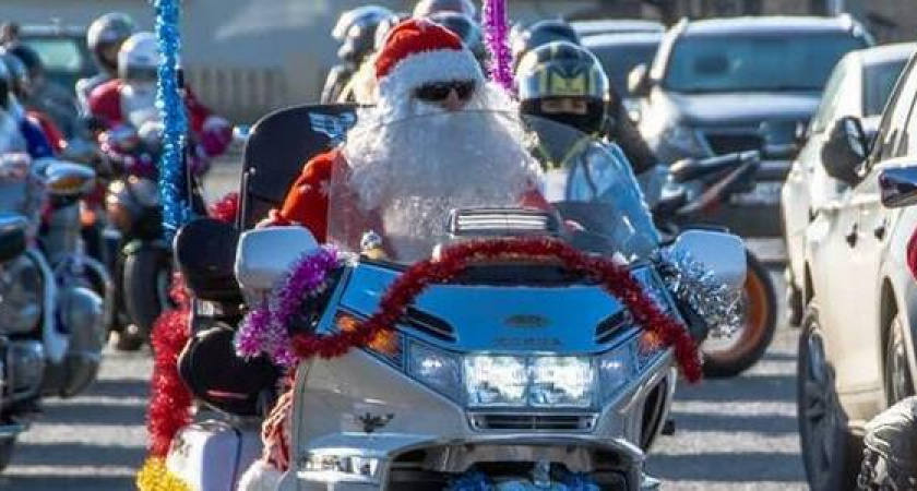 В Новороссийске прошёл мотопробег Дедов Морозов и Снегурочек (фото)