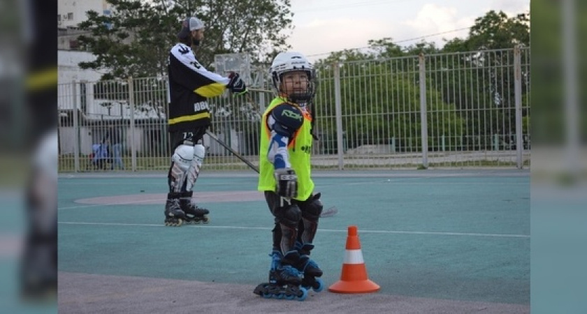 В Новороссийске детей и взрослых обучают хоккею на роликах: горожан приглашают заниматься активным видом спорта