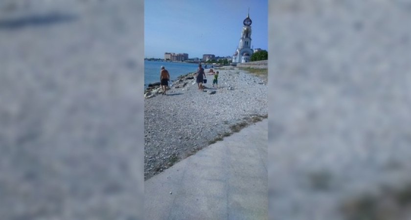 Технологии XXI века:  новороссийцы ходят к морю с ведрами, чтобы набрать воды