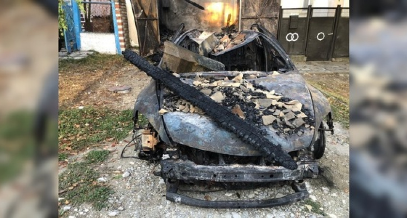 Дом, гараж и машина сгорели ночью у новороссийцев из-за замыкания в электропроводке авто: семья просит о помощи