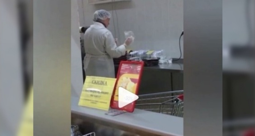 Новороссийцы сняли видео, как в супермаркете перефасовывают сосиски, которые не смогли продать