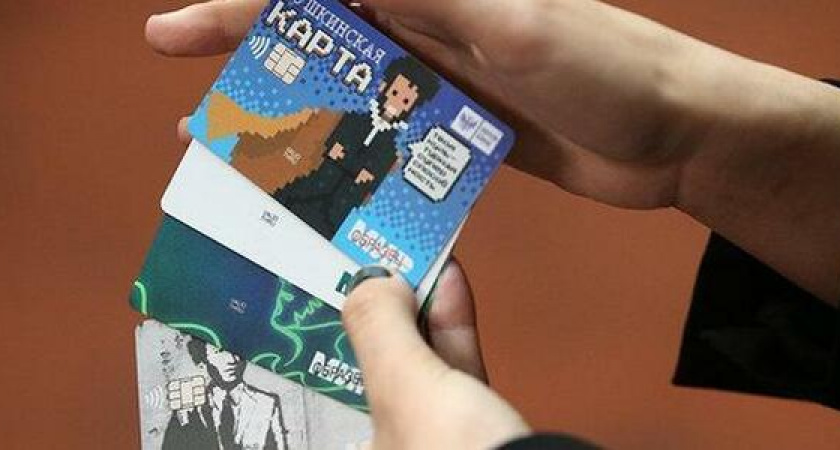 Новороссийские подростки начали массово продавать пушкинские карты