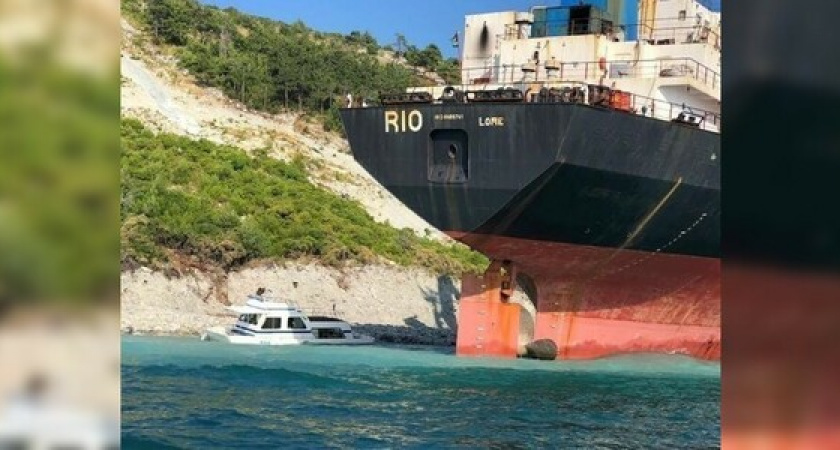 У севшего на мель под Новороссийском «RIO» потерпел крушение катер