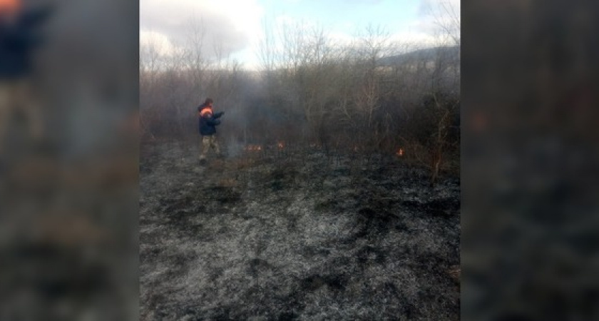 Пожарные около двух часов тушили загоревшуюся сухую траву в пригороде Новороссийска