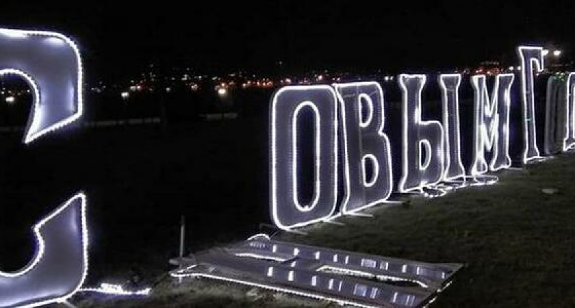 Праздник к нам приходит: ветер разгромил новогоднее украшение Новороссийска