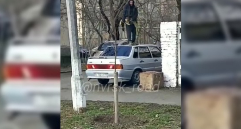 Мужчина залез на крышу автомобиля и начал прыгать (новороссийцы сняли это на видео)