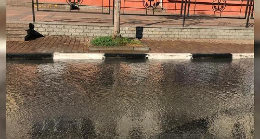 В Новороссийске прямо на дороге появился новый фонтан