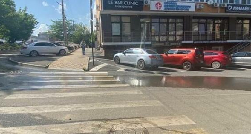 Вода есть, где не надо: новороссийцы устали наблюдать бурные реки из люков