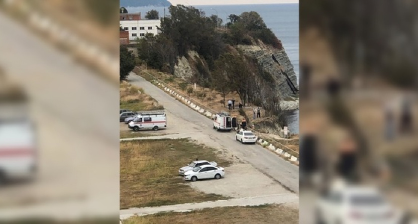 Мужчина разбился, упав с обрыва в Геленджике: фото очевидцев