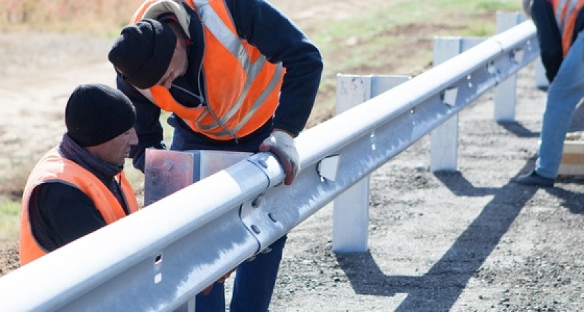 В Новороссийске установят силовые ограждения на дорогах: конструкции ограничат  выход на проезжую часть в неположенных местах