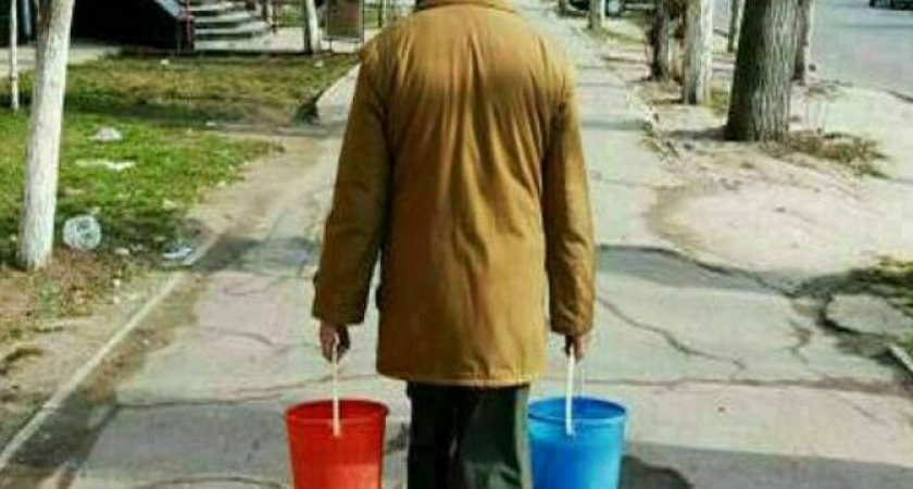 Среди новороссийцев ищут добровольцев, которые готовы носить воду в квартиры одиноких стариков