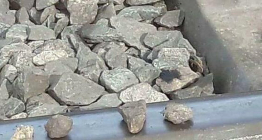 В Новороссийске поймали двух девочек и мальчика, бросающих камни на рельсы