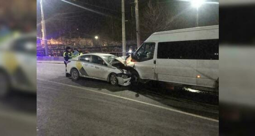 Водитель и два пассажира такси пострадали в лобовом ДТП в Новороссийске