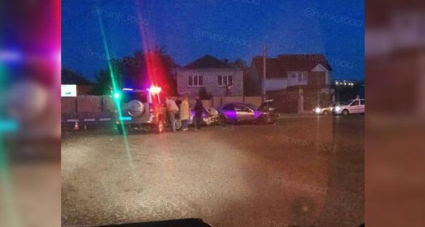 После полуночи в пригороде Новороссийска столкнулись две легковушки: на месте работала Скорая помощь