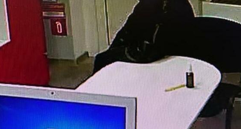 Полиция Новороссийска ищет мужчину в маске, который ограбил финансовую организацию