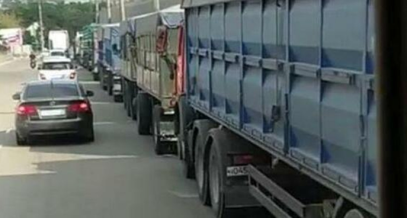 "На основании чего "хомяков" пускают днем в город?!": новороссийцы часами стоят в пробках из-за большегрузов