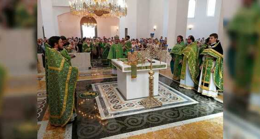 В новороссийском храме-маяке святых Петра и Февронии прошла Божественная литургия: фото и видео службы