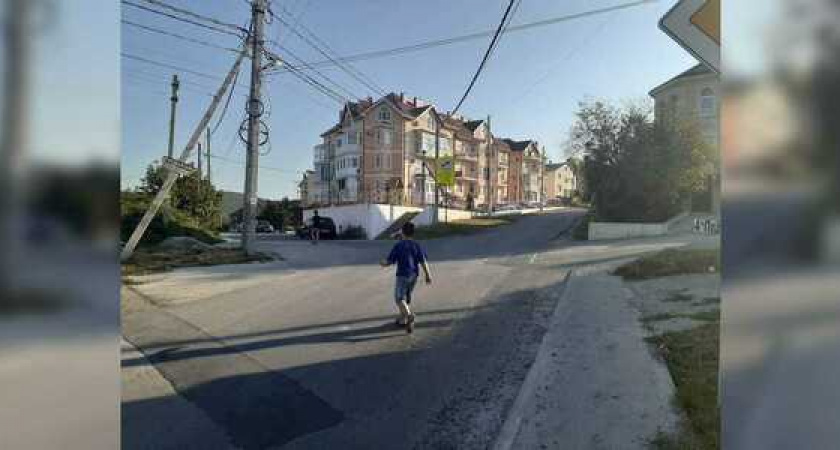 «Машины летят с горы, а через дорогу идут дети»: жительница Новороссийска просит установить «лежачий полицейский» на опасном перекрестке