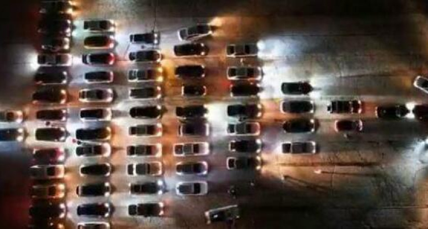 Около 100 машин на "квадрате" в Новороссийске выстроились в форме елки и зажгли фары