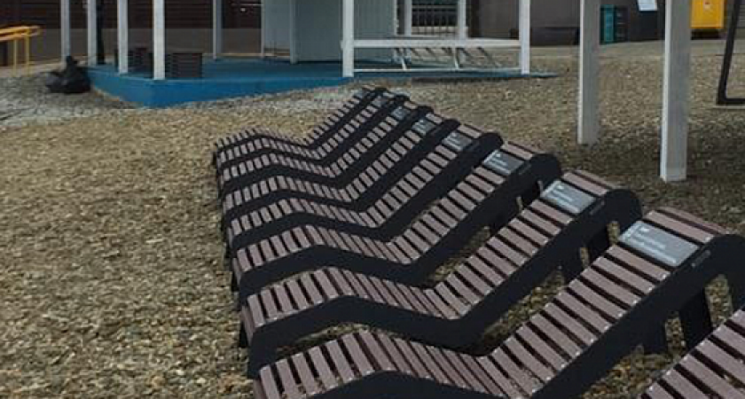 На пляжах в Новороссийске установили эко-мебель из переработанного мусора