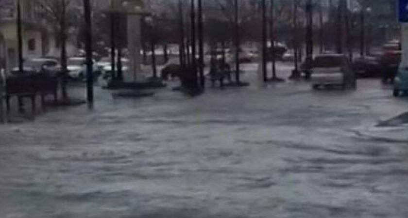 В Новороссийске посреди дороги снова забил "традиционный фонтан"