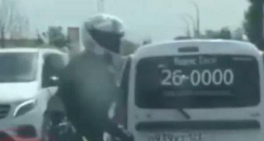 Байкер vs таксист. В Новороссийске мотоциклист незаметно сорвал с номера авто наклейку против камер ГИБДД (видео)