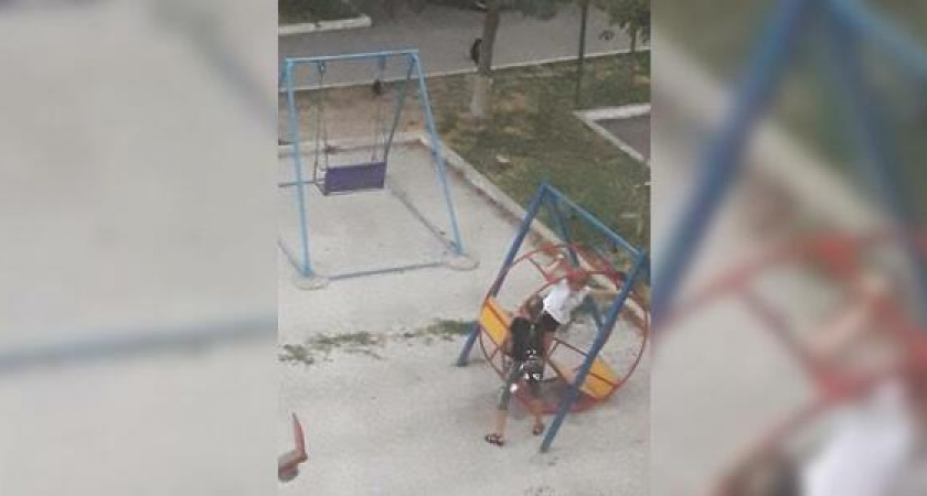 Как хомячки в колесе: катание детей в сломанной круглой качели в Новороссийске попало на видео