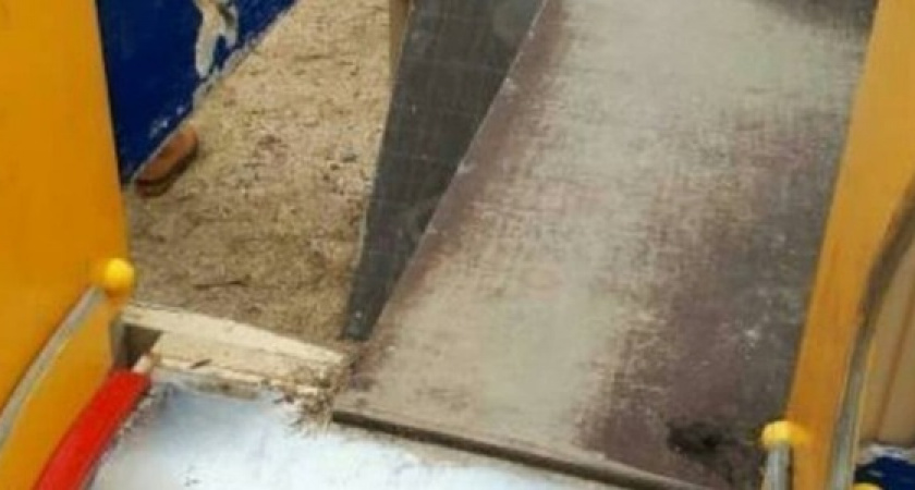 Новороссийцы жалуются на опасную детскую площадку у здания травматологии