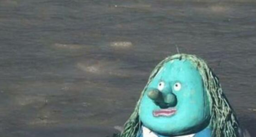 Знаменитый водяной в Новороссийске попал в ледяную ловушку (ВИДЕО)