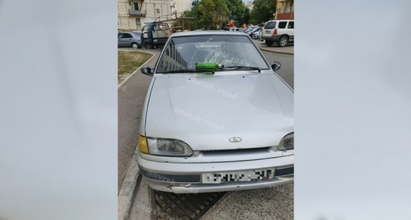 Выброшенная с балкона многоэтажки бутылка разбила стекло автомобиля новороссийца