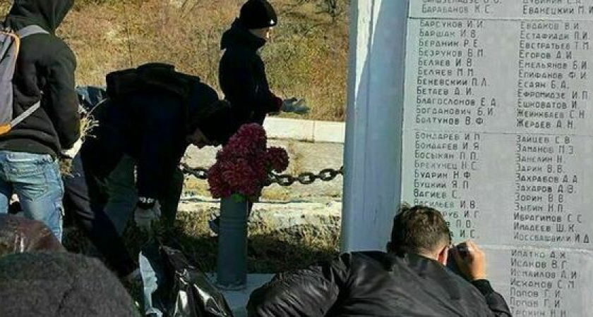 Новороссийцы обновили стелу с именами погибших воинов. Захоронение известно, как памятник саперам