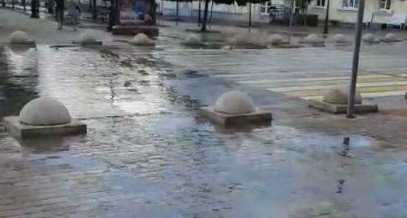 На бульваре Черняховского в Новороссийске больше недели льется зловонная канализация