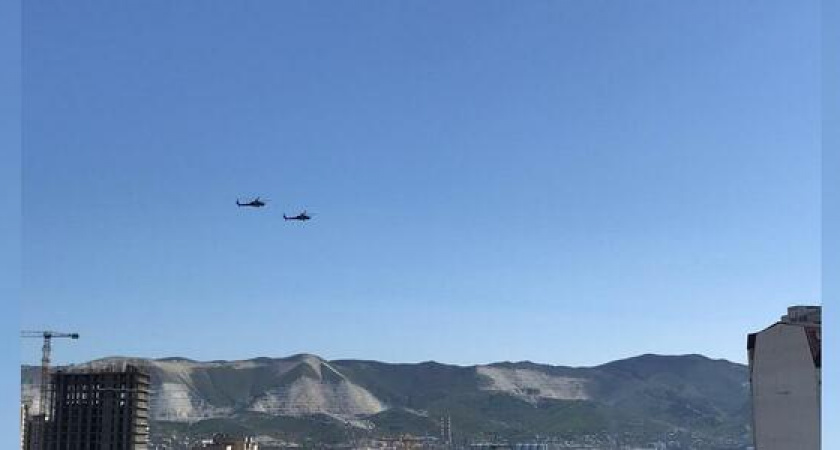 В небе над Новороссийском пролетели военные вертолеты и самолеты. Видео репетиции авиапарада