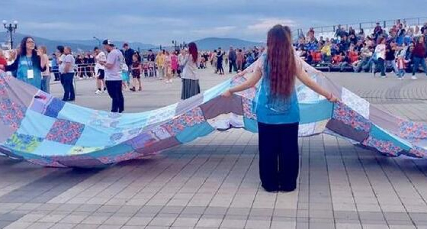 Новороссийцы из сотен кусочков ткани сшили гигантское полотно: фото и видео