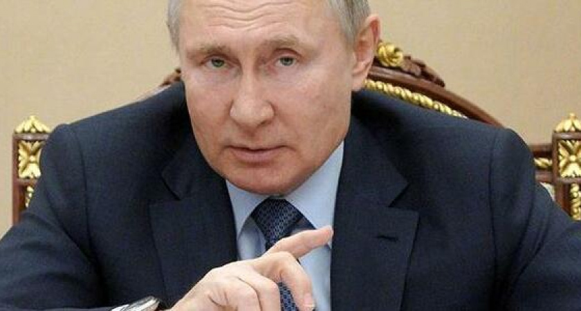 Путин поручил выплатить пособия пенсионерам и военным