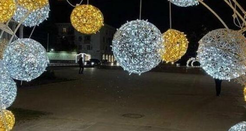 "Администрация ждет, чтобы кого-то ударило током?!": в Новороссийске ветер раскидал световые шары