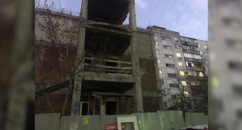 «Страшно даже днем ходить рядом»: жители Новороссийска жалуются на заброшку в центре