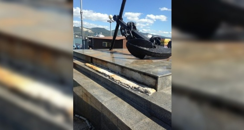 На набережной Новороссийска на постаменте для якоря отваливается плитка