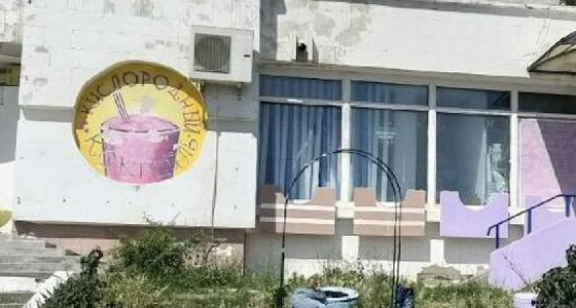 «Это шедеврально!!!»: жители Новороссийска обнаружили клумбы в джинсах и кедах в одном из дворов города