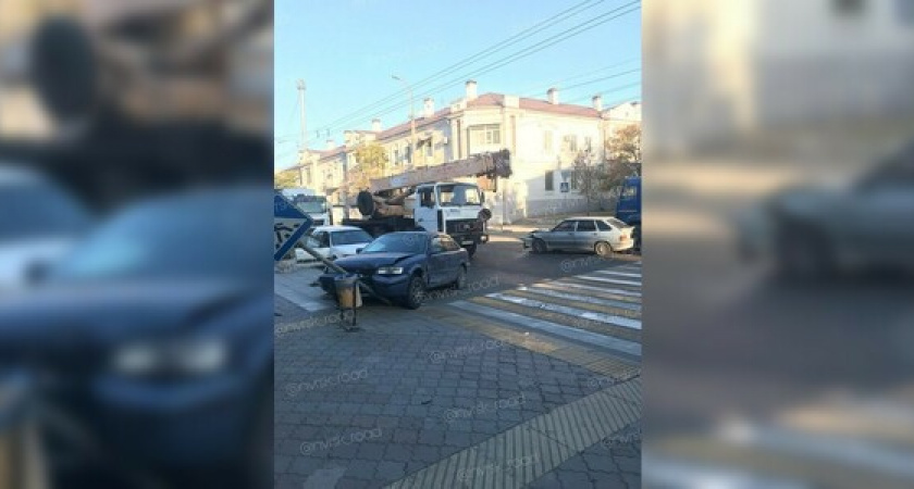 В Новороссийске попавший в ДТП автомобиль вылетел на тротуар и врезался в дорожный знак: в Сети опубликовали видео аварии