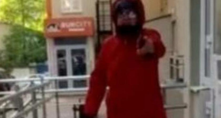 В Сеть попало видео, как агрессивная жительница Анапы не пускает семью в подъезд, требуя надеть маски