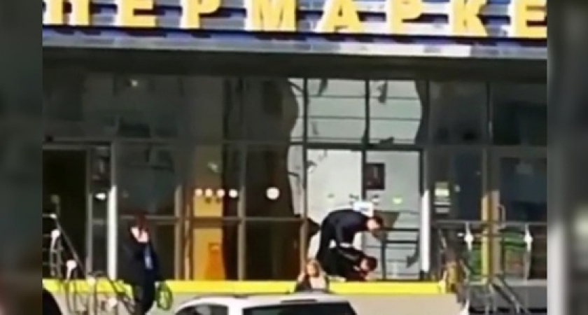 Охранник новороссийского супермаркета скрутил воришку. Видео очевидцев