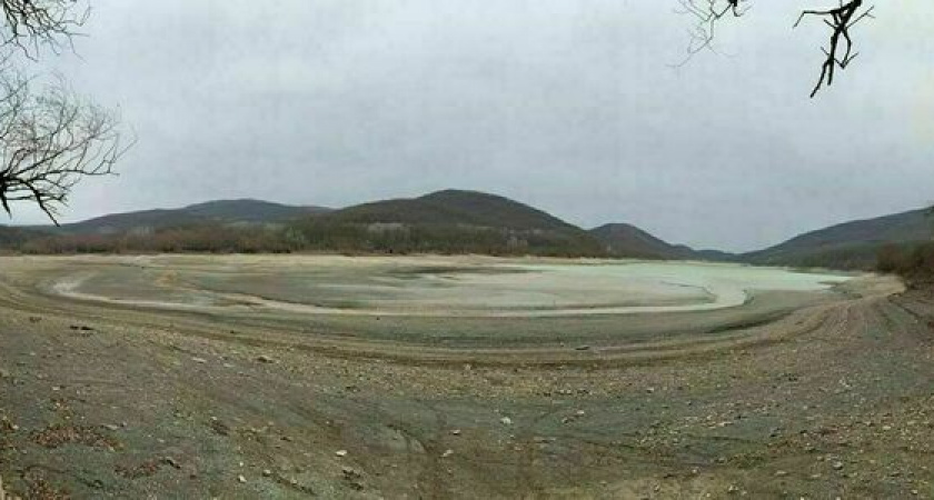 «То, что сейчас происходит - похоже на катастрофу». Новороссийцы собираются убрать горы мусора со дна обмелевшего Неберджаевского водохранилища